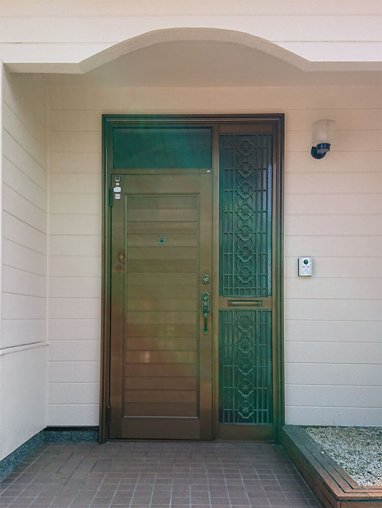 中古住宅の玄関ドアを最新の玄関に
