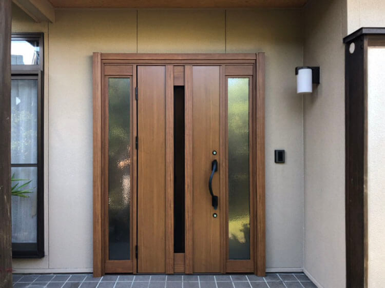 木製玄関ドアを夏場に最適な通風アルミドアに