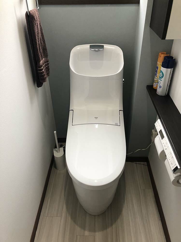  収納スペースもバッチリのトイレリフォーム 