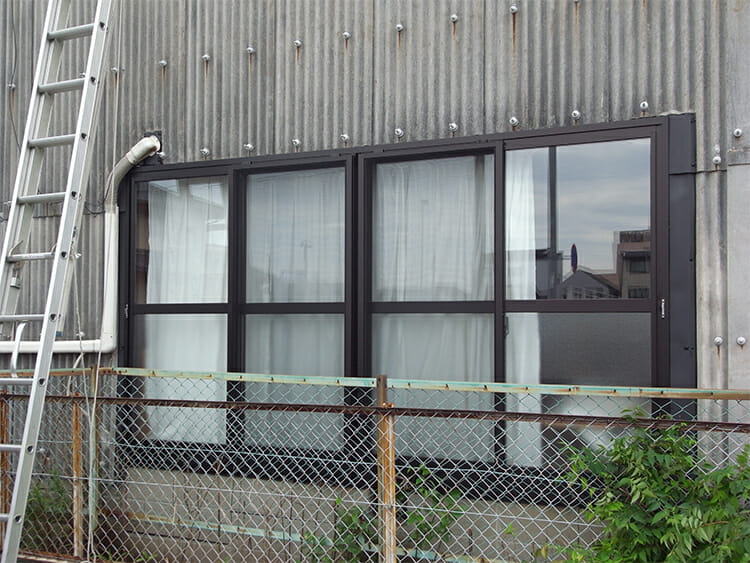  倉庫の窓を枠ごと交換リフォーム 