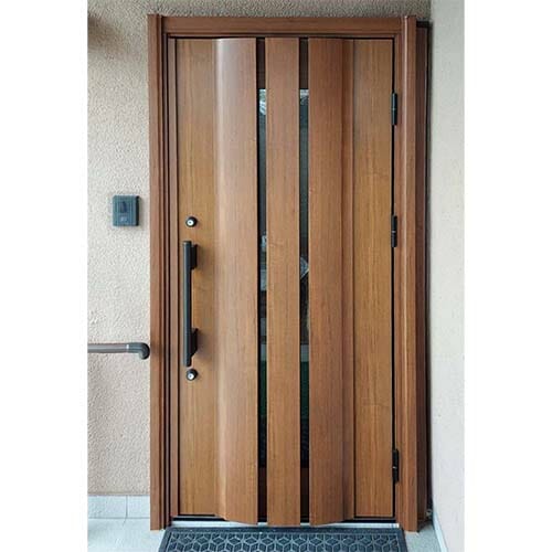 木製の玄関ドアを防犯性のあるドアに