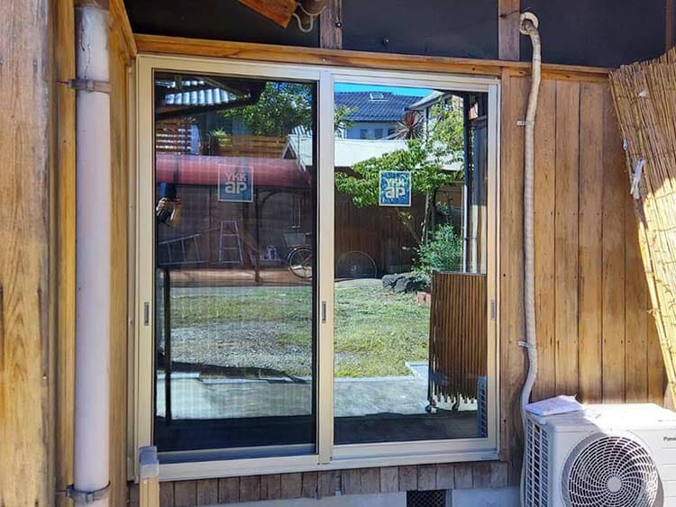  築50年の木製の窓をアルミ樹脂複合窓に 