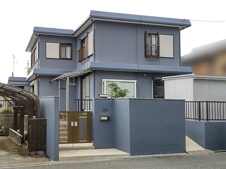  雨垂れで黒ずんだ外壁を塗装できれいに  