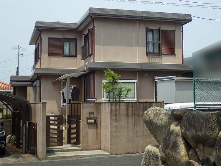  雨垂れで黒ずんだ外壁を塗装できれいに 