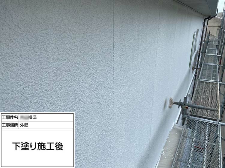  雨垂れで黒ずんだ外壁を塗装できれいに 