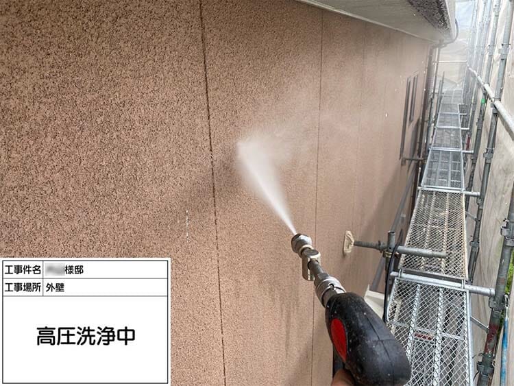  雨垂れで黒ずんだ外壁を塗装できれいに 