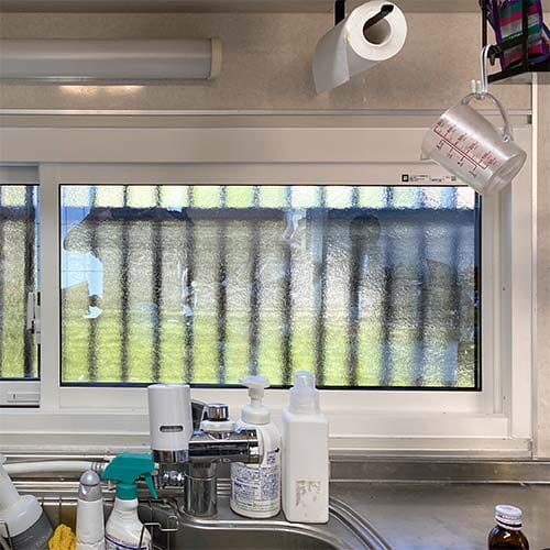 キッチンのアルミサッシを断熱効果のある窓に