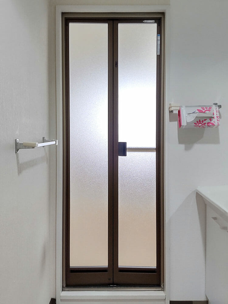 きちんと閉まらなくなった浴室折戸を取り替え