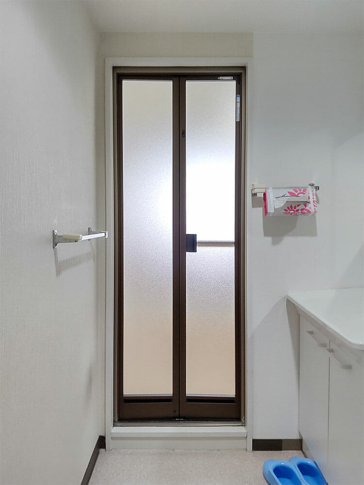 きちんと閉まらなくなった浴室折戸を取り替え