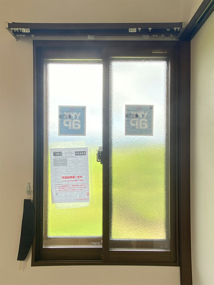 部屋の中が見えにくい型ガラスの内窓を